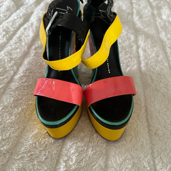 Rare find: giuseppezanottias seen on Nicki Minaj - Picture 4 of 4